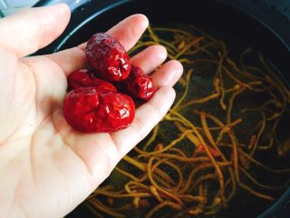 秋季煲汤+虫草花煲鸭汤,加入红枣