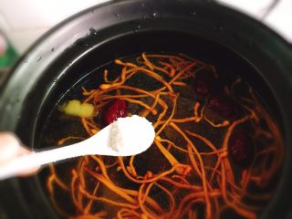 秋季煲汤+虫草花煲鸭汤,一勺食盐