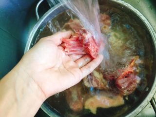 秋季煲汤+虫草花煲鸭汤,鸭肉撒点粗盐后用清水冲洗干净