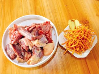 秋季煲汤+虫草花煲鸭汤,准备好主食材，将鸭肉提前剁小块