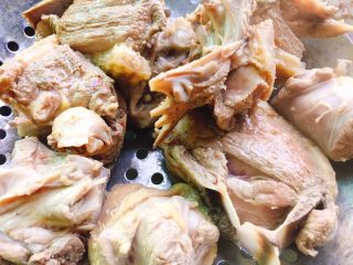 秋季煲汤+虫草花煲鸭汤,将鸭肉捞出沥干水分