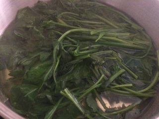 菠菜汁,将菠菜剪去根部，清洗干净，锅里放水烧开，将菠菜入水焯一分钟去掉草酸，然后捞出；