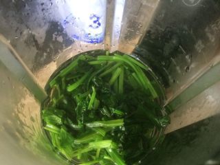 菠菜汁,菠菜放入破壁机内，再倒入清水；
