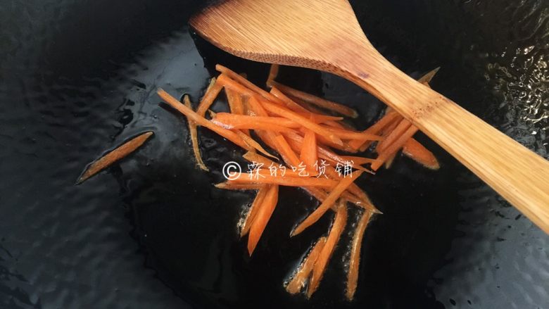 蚝油菌菇,起油锅，先放入胡萝卜丝煸炒