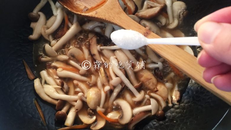 蚝油菌菇,和白糖