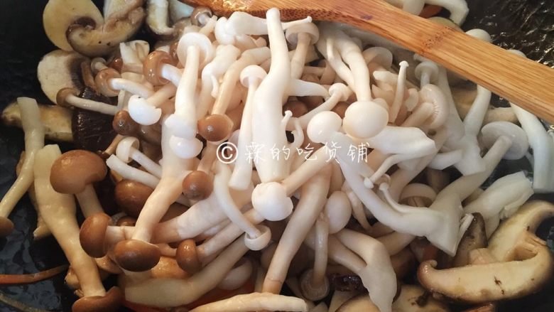 蚝油菌菇,最后倒入白玉菇和蟹味菇