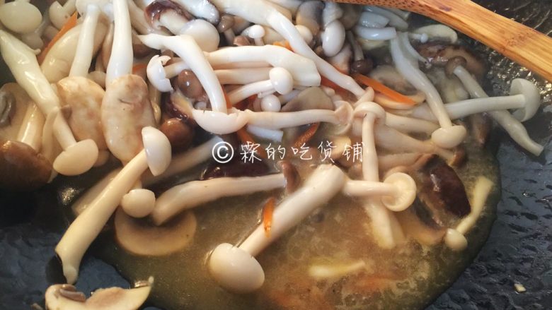 蚝油菌菇,煸炒至有汁水渗出