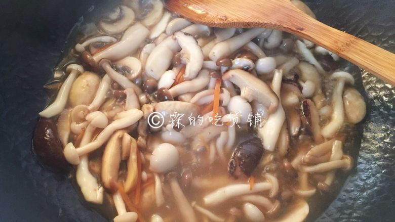 蚝油菌菇,继续煸炒，看到菌菇很明显瘪下去了，锅里的汤汁能覆盖住一半的菌菇，撒上葱花，就可以出锅了