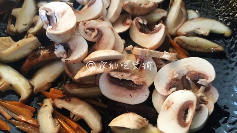 蚝油菌菇,再把蘑菇和香菇放入