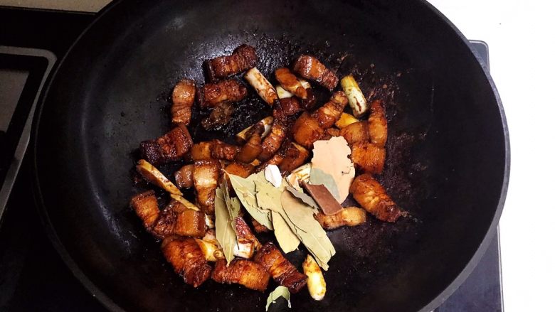 香辣毛豆,加入葱姜，加入香叶，山奈和桂皮，翻炒均匀