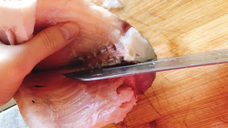 酸甜脆皮菊花鱼-年夜饭,刀子沿着鱼中间那根骨头的旁边切下。