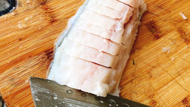 酸甜脆皮菊花鱼-年夜饭,刀子45度倾斜切鱼，但不切断。