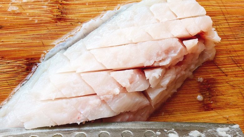 酸甜脆皮菊花鱼-年夜饭,将鱼肉切成菱形，但不切断鱼身。