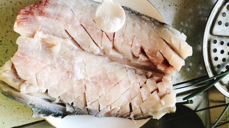 酸甜脆皮菊花鱼-年夜饭,加入近1勺盐。