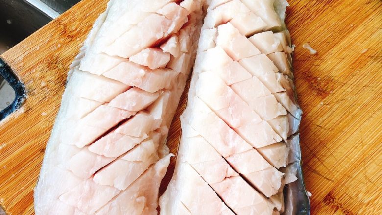 酸甜脆皮菊花鱼-年夜饭,两片鱼肉切好。