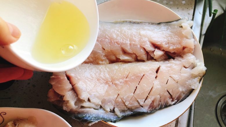 酸甜脆皮菊花鱼-年夜饭,倒入半颗蛋白液。