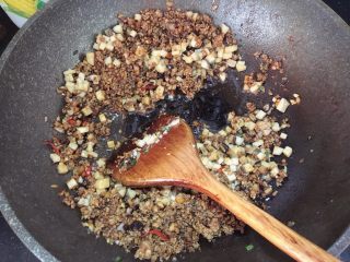 自制杂酱面,最后把杏鲍菇和香菇一起倒入，翻炒均匀即可
