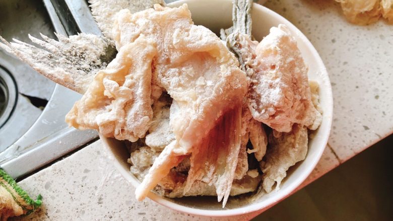 酸甜脆皮菊花鱼-年夜饭,裹好油炸粉的鱼块。
