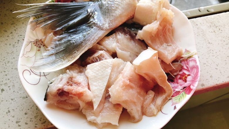 酸甜脆皮菊花鱼-年夜饭,将刚才切鱼时剩余的鱼肉切成块，和鱼尾一同加入如上调料腌制。（重复鱼身腌制步骤）
