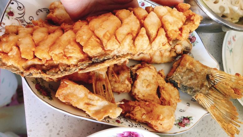 酸甜脆皮菊花鱼-年夜饭,将鱼块放在碗底，藏在鱼身下。