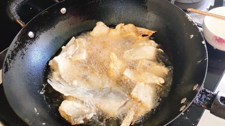酸甜脆皮菊花鱼-年夜饭,鱼身炸好后，鱼块放入锅里油炸。（分两次炸，以防破坏鱼身菊花形状）