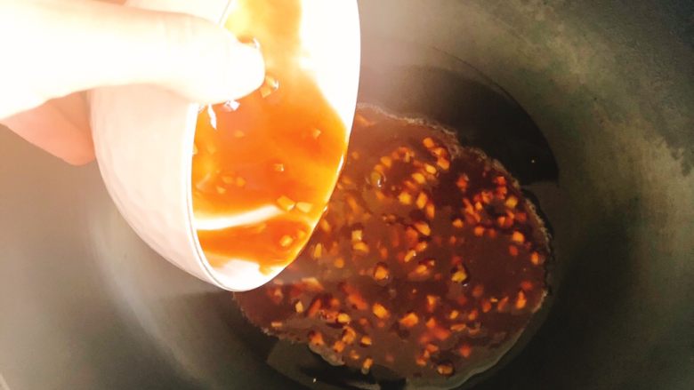 酸甜脆皮菊花鱼-年夜饭,倒入那碗调料，并倒入半碗水，炒香，大约30秒。