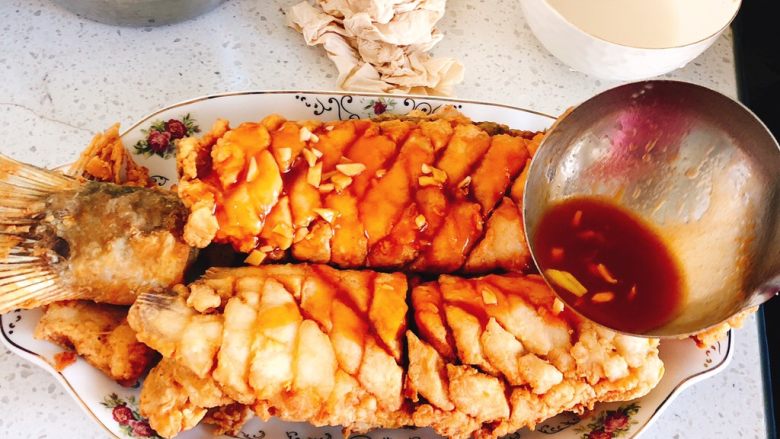 酸甜脆皮菊花鱼-年夜饭,将汤汁浇在鱼身上即可完成。