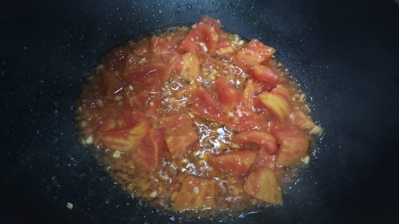 蒜香茄汁西红柿炒卷心菜,煸炒至出沙
