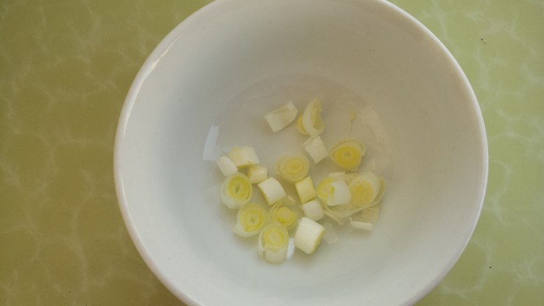 糖醋煎鸡蛋,切点葱花。