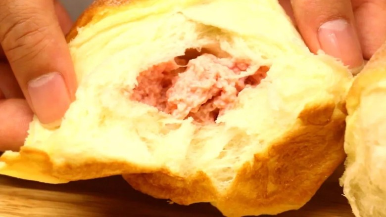 草莓味的面包来袭，快来尝尝草莓奶香面包,可以开吃啦！