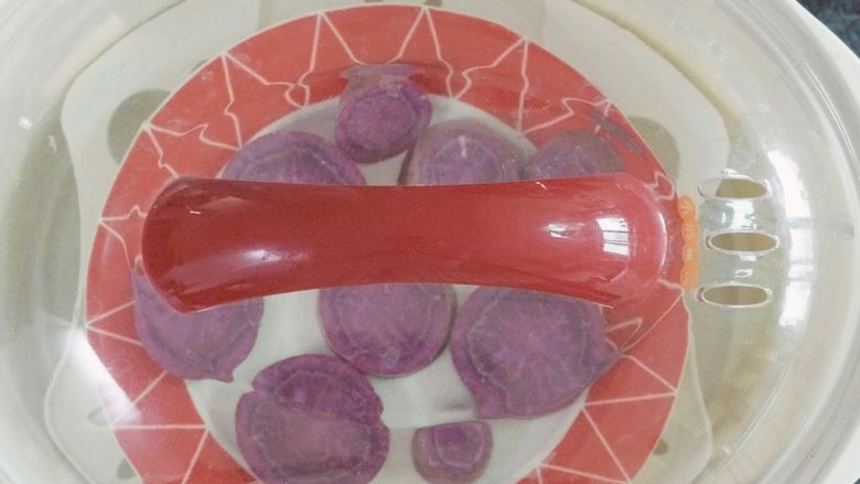 宝宝辅食 富含花青素的紫薯泥,蒸15分钟左右，可以用筷子扎一下，能够轻易扎透即可。