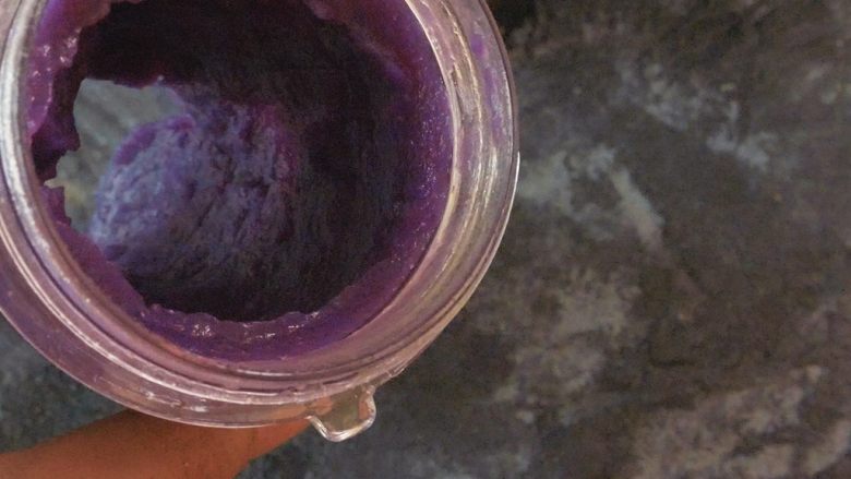 宝宝辅食 富含花青素的紫薯泥,观察下没有大块紫薯即可。
