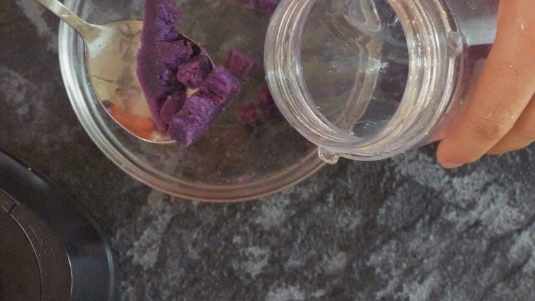 宝宝辅食 富含花青素的紫薯泥,紫薯装入榨汁机