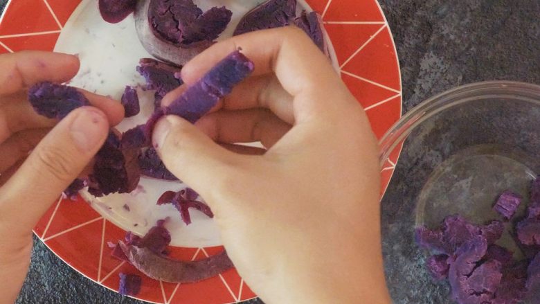 宝宝辅食 富含花青素的紫薯泥,蒸好的紫薯，很容易去皮。

尝一下味道，有没有苦味，如果变苦就不要食用。