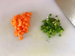 板栗鸡肉蒸饭,切好胡萝卜和葱花。