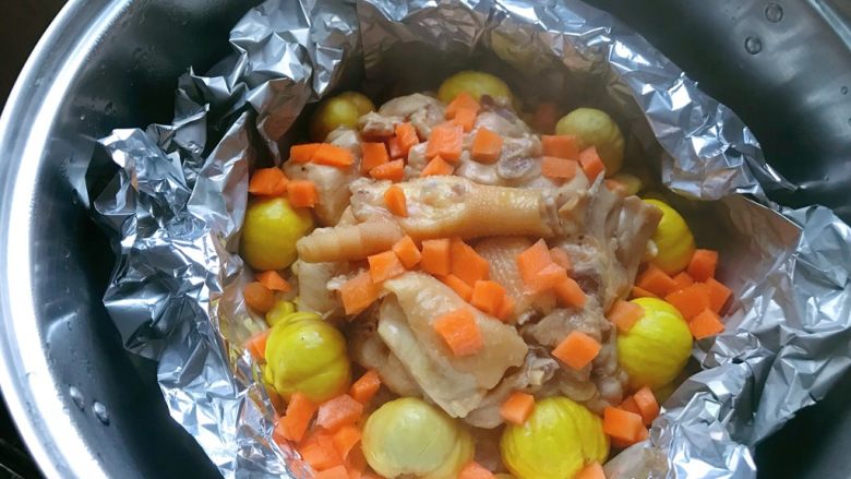 板栗鸡肉蒸饭,再放入胡萝卜丁。继续蒸五分钟。