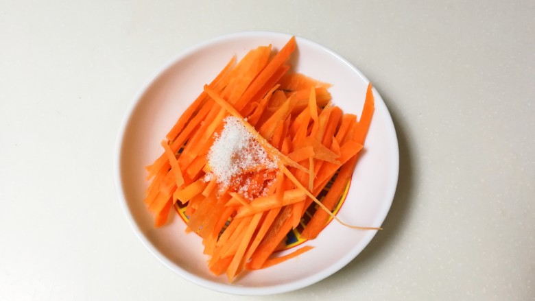 清香胡萝卜莴笋,胡萝卜放入少许盐拌匀腌制出水
