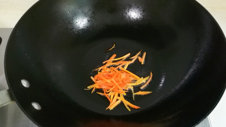 清香胡萝卜莴笋,热锅凉油放入胡萝卜丝翻炒变色