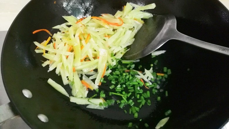 清香胡萝卜莴笋,放入香葱炒出香味