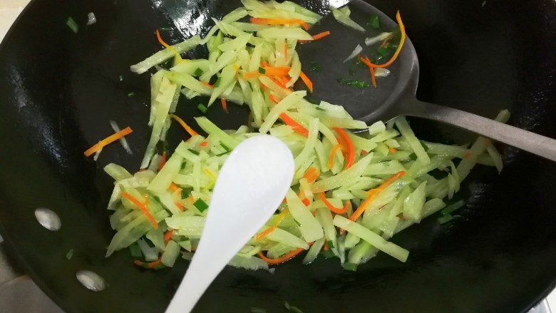清香胡萝卜莴笋,放入半小勺盐