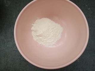 火腿肠鸡蛋饼,准备好30克面粉。