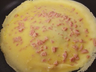 火腿肠鸡蛋饼,油热的时候倒入搅拌好的面糊。