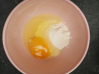 火腿肠鸡蛋饼,把面粉中打入一个鸡蛋。