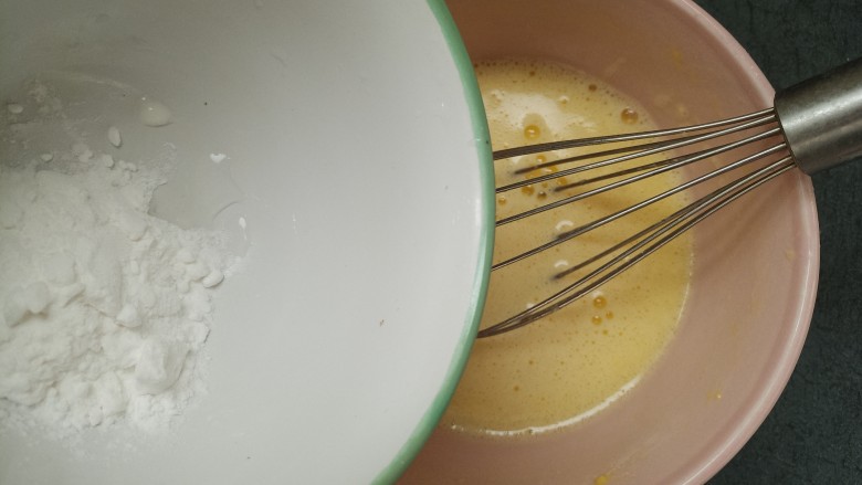 火腿肠鸡蛋饼,到入搅拌好的鸡蛋液面糊里。