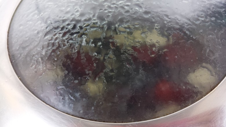 甜品之红枣苹果汤,再盖盖子转小火。炖十分钟左右。