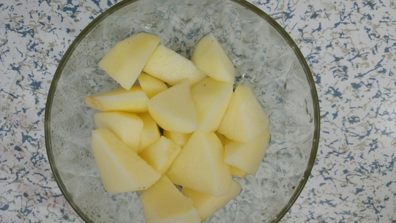 甜品之红枣苹果汤,然后切成块。