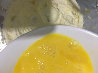 改良月饼（小时候的味道）,蛋液分次加入搅拌均匀