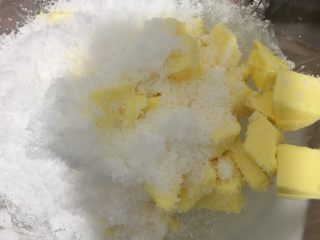 改良月饼（小时候的味道）,黄油软化好以后+糖粉（我的糖粉不够了加了一点绵白糖），搅拌均匀到黄油发白，不需要打成羽毛状