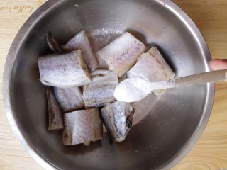 美味烤箱烤鳕鱼,然后开始腌制，先放一勺盐。