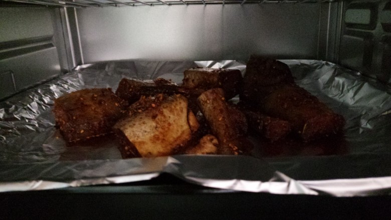 美味烤箱烤鳕鱼,然后入烤箱烤，220度上下火，烤25分钟左右。